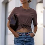 Czekoladowy t-shirt IVON Elvie z marszczeniem i różą