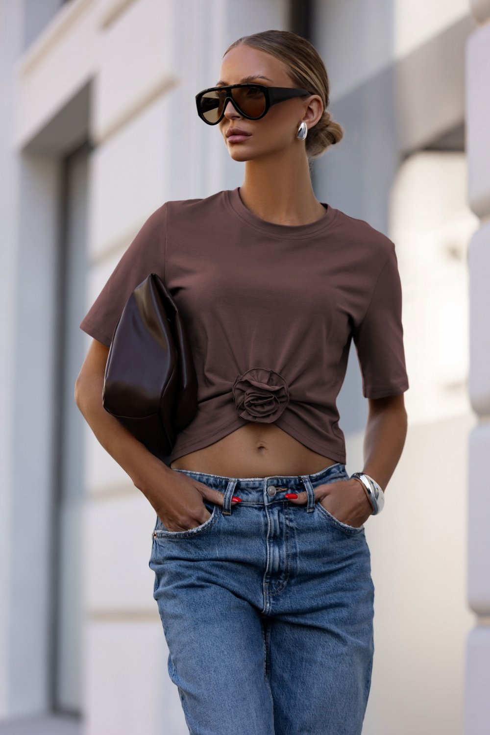 Czekoladowy t-shirt IVON Elvie z marszczeniem i różą