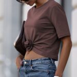 Czekoladowy t-shirt IVON Elvie z marszczeniem i różą