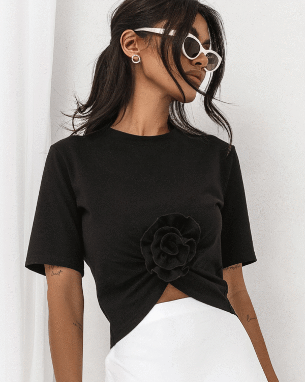 Czarny t-shirt IVON Elvie z marszczeniem i różą