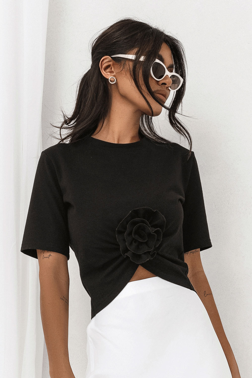 Czarny t-shirt IVON Elvie z marszczeniem i różą