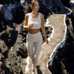 Sportowy komplet top z legginsami Jack Wills ecru