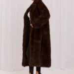 Długi płaszcz futerkowy z paskiem brązowy