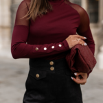 Elegancka bluzka golf z siateczką i złotymi napami LaBalancia bordo