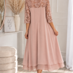Elegancka sukienka ze zdobnym haftem łososiowy róż